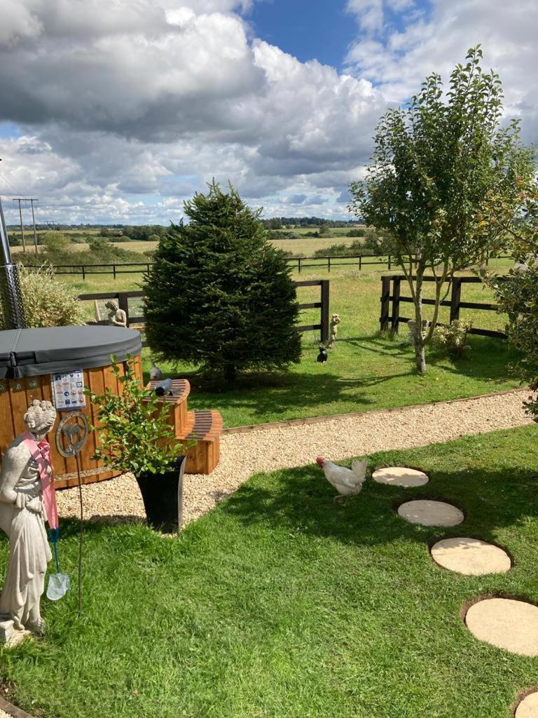 Campsite Cotswold Shepherd Hut Hot Tub Sauna Dog Friendly Charlton (Worcestershire)