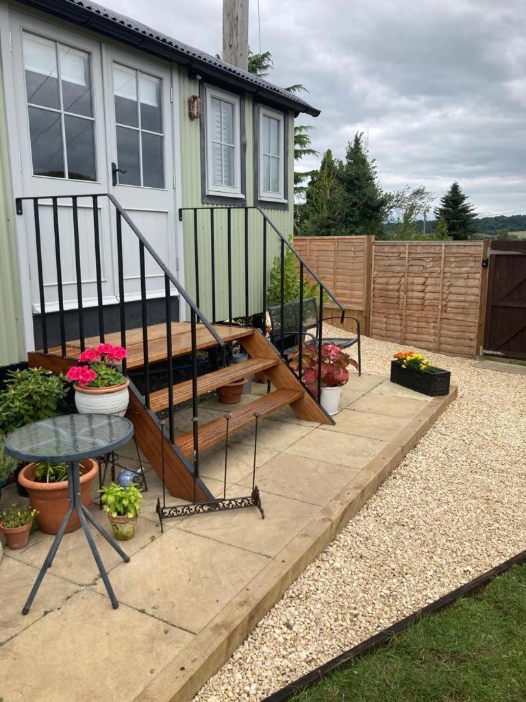 Cotswold Shepherd Hut Hot Tub Sauna Dog Friendly Campsite