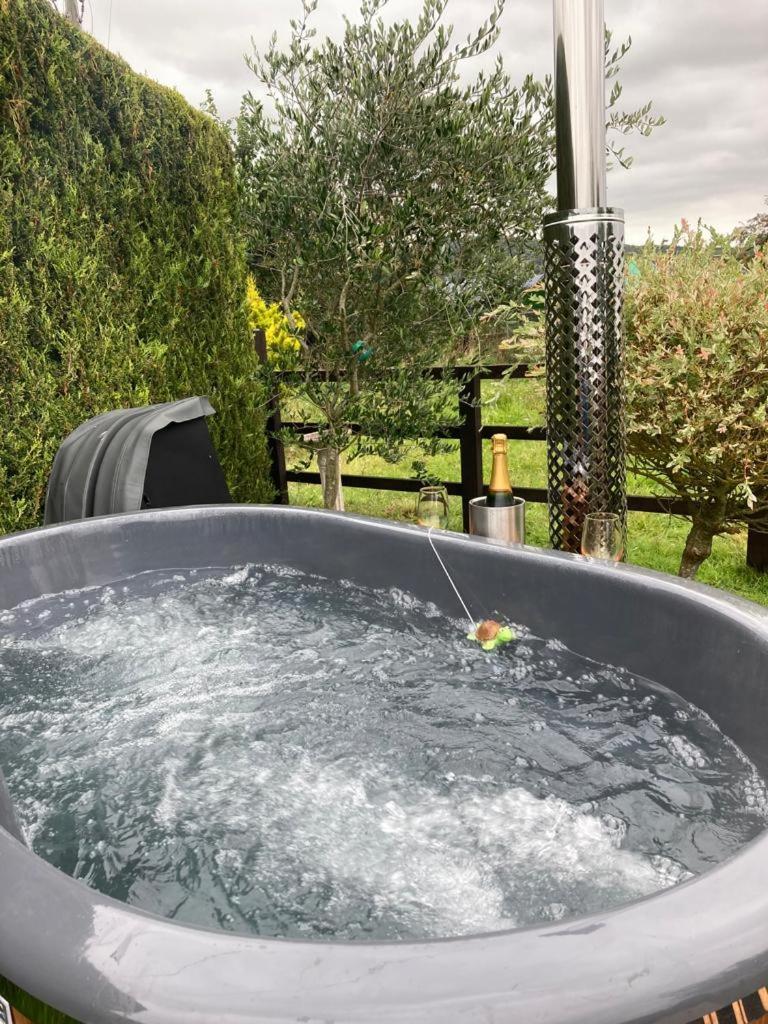 Cotswold Shepherd Hut Hot Tub Sauna Dog Friendly * Charlton (Worcestershire)