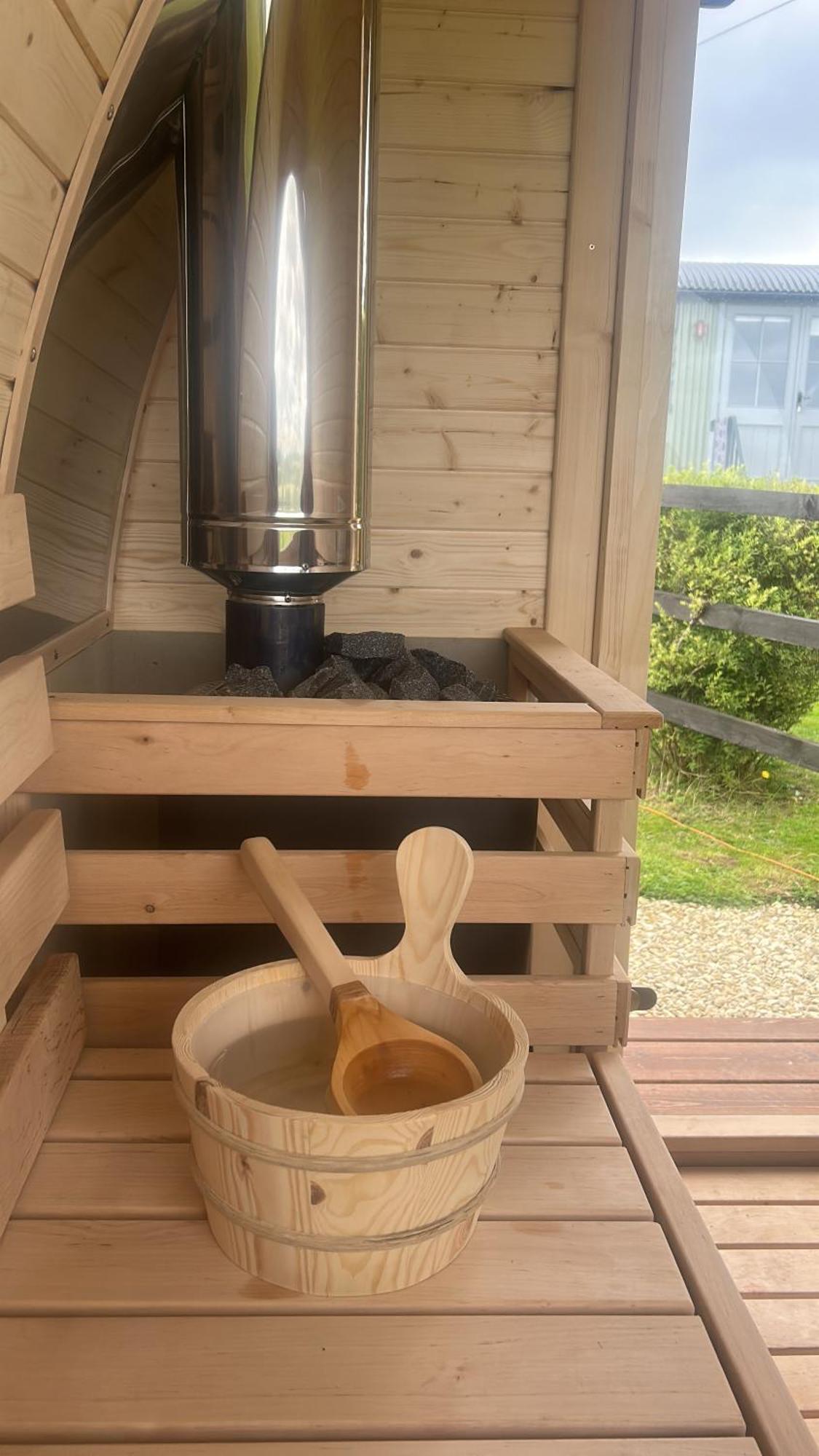 Cotswold Shepherd Hut Hot Tub Sauna Dog Friendly Charlton (Worcestershire)