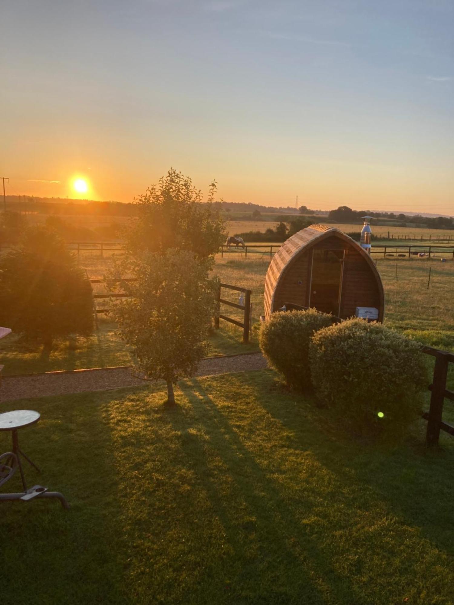 Cotswold Shepherd Hut Hot Tub Sauna Dog Friendly Charlton (Worcestershire)