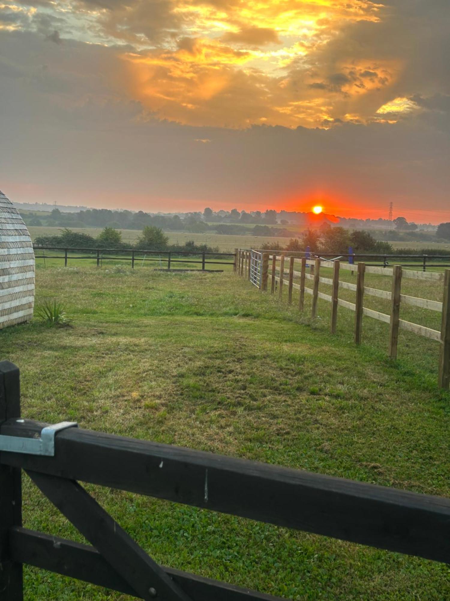 Cotswold Shepherd Hut Hot Tub Sauna Dog Friendly *