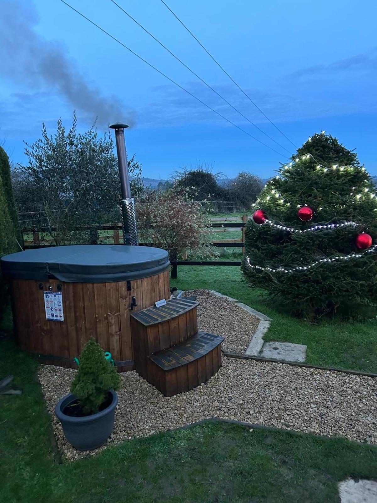 Cotswold Shepherd Hut Hot Tub Sauna Dog Friendly Campsite Charlton (Worcestershire)