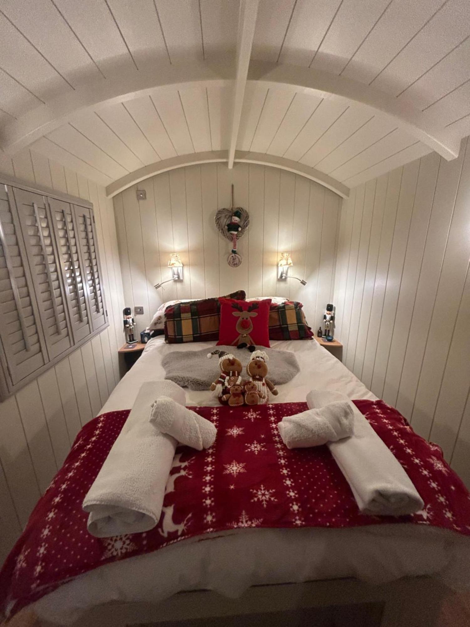 Cotswold Shepherd Hut Hot Tub Sauna Dog Friendly *