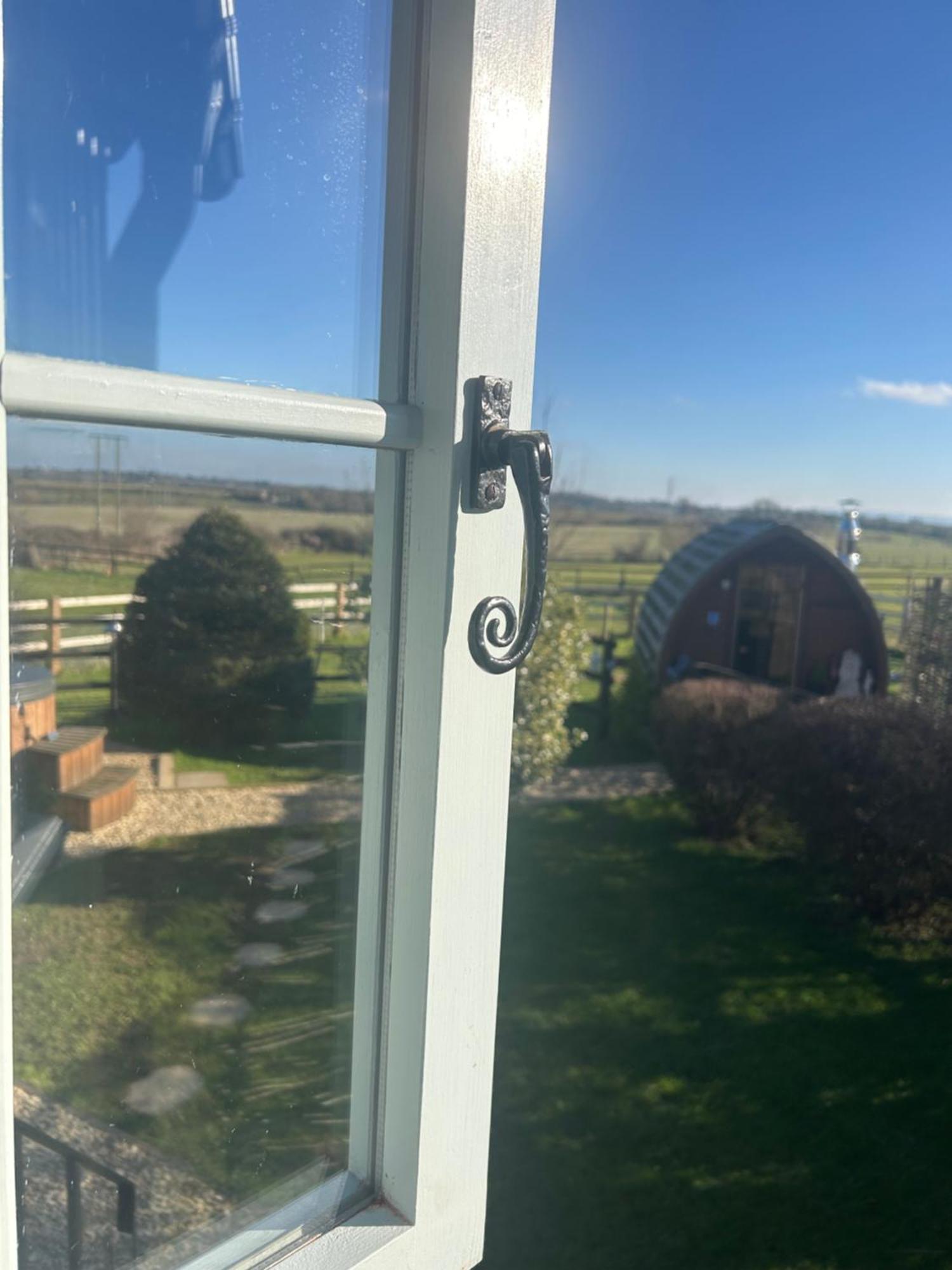 Cotswold Shepherd Hut Hot Tub Sauna Dog Friendly Campsite Charlton (Worcestershire)
